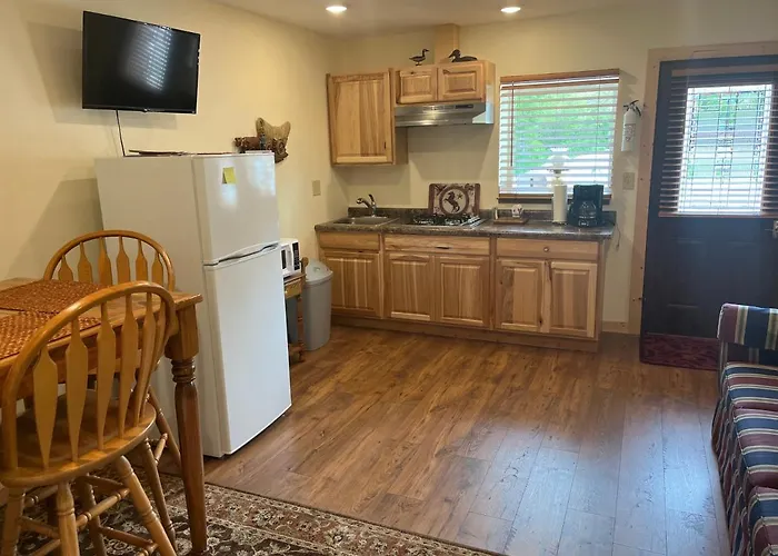 Creekside Downtown Vacation Suites, Only Adults 25 Or Older 4*