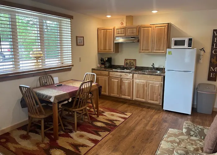 Hotel Creekside Downtown Vacation Suites, Only Adults 25 Or Older